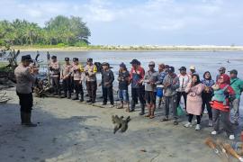 Peduli Lingkungan, Polsek Sukaraja Bersihkan Sampah di Pantai Muara Siabun