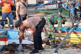 Peduli Lingkungan, Personel Polres Kaur Selatan Melaksanakan Kebersihan di Sepanjang Pantai Sekunyit 