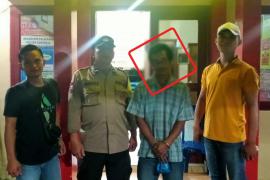 Seluma - Pria berinisial BS (43) yang merupakan karyawan swasta warga Kecamatan Air Periukan Kabupaten Seluma, ditangkap petugas Unit Reskrim Polsek Sukaraja Polres Seluma Polda Bengkulu, atas kasus persetubuhan dan pencabulan terhadap anak dibawah umur. Korban diketahui merupakan anak tiri terduga pelaku, yang saat ini berusia 13 tahun.  Kapolres Seluma Polda Bengkulu AKBP Eko Arif Prasetyo melalui Kapolsek Sukaraja Iptu  Prengki Sirait mengatakan, terduga pelaku dilaporkan oleh YN (40), ibu kandung dari k