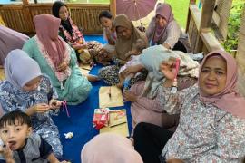 Pengembangan Kapasitas Produksi Merchandise di Desa Sirnajaya