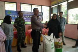 Bhabinkamtibmas Polsek Lebong Atas Hadiri Penyaluran Pupuk Tahap I di Desa Sujau Datang I