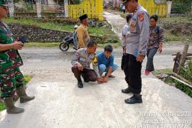 Lebong - Kapolsek Lebong Utara Polres Lebong Polda Bengkul Iptu M Ali Subkhan, bersama Bhabinkamtibmas Aipda Joko Haryono, menghadiri kegiatan Monev pekerjaan Pembangunan Jalan Usaha Tani (JUT) di Desa Bioa Putiak Kecamatan Pinang Belapis, Kabupaten Lebong, Jumat (14/7/2023).  Dalam kegiatan tersebut, dihadiri oleh Sekcam Pinang Belapis, Tenaga Ahli, Tim Pengelola Kegiatan Desa Bioa Putiak, Babinsa dan perangkat desa.  Kapolres Lebong Polda Bengkulu AKBP Awilzan melalui Kapolsek Lebong Utara Iptu M Subkhan 