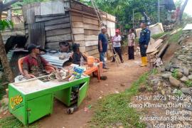 BHABINKAMTIBMAS GOTONG ROYONG MEMBANTU PEMBONGKARAN RUMAH WARGA