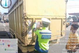Operasi Patuh Nala, Satlantas Polres Bengkulu Selatan Bagikan Stiker dan Pamflet Keselamatan