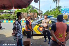 Jaga Keamanan dan Ketertiban, Bhabinkamtibmas Berikan Imbauan  kepada Petugas Parkir