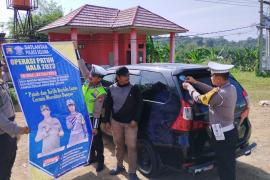 Ops Patuh Nala 2023, Polres Seluma Bagikan Brosur Tertib Berlalulintas