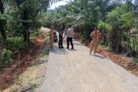 Kapolsek Manna Hadiri Sertifikasi Pengerjaan Badan Jalan Lapen di Desa Padang Pandan
