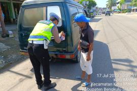 Sat Lantas Polres Bengkulu Selatan Laksanakan Pengaturan Lalu Lintas di Jalan Raya Pada Saat Jam Sibuk dan Rawan Kecelakaan