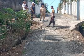 Bhabinkamtibmas Polsek Selebar Dampingi Pihak Kelurahan dan Dinas PUPR Cek Lokasi Jalan Rusak