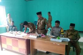 Bersinergi, Bhabinkamtibmas Polsek Lebong Utara Hadiri Sertijab Lurah Amen
