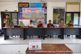 Dukung Program Pembangunan di Desa Binaannya, Bhabinkamtibmas Polsek Lebong Utara Hadiri Musdes RKPDes