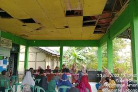 Bhabinkamtibmas Polsek Lebong Utara Hadiri Pembagian BLT DD Ekstrim di Desa Sukau Rajo