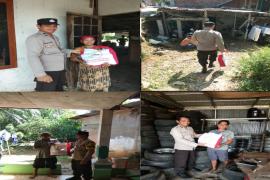 Bhabinkamtibmas Polsek Selebar Salurkan Bantuan Paket Sembako dari Presiden RI kepada Warga Kurang Mampu