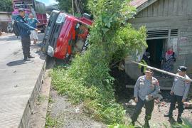 Quick Respon, PLH Kapolsek Batiknau Datangi TKP Laka Lantas