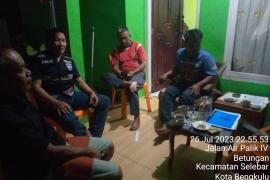 Sambangi Ketua LPM Kelurahan Betungan, Bhabinkamtibmas Sampaikan Imbauan Kamtibmas