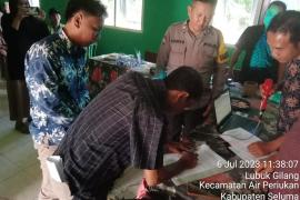 Bhabinkamtibmas Polsek Sukaraja  Hadiri Kesepakatan Kampanye Damai dan Bebas Politik dari Uang Pilkades Desa Lubuk Gilang 