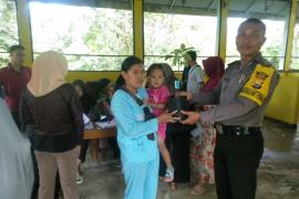 Dukung Ketahanan Pangan, Bhabinkamtibmas Hadiri Pembagian Bibit Pokat di Desa Sukau Datang I