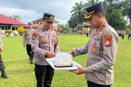 Usai Apel Pagi, Kapolres Bengkulu Selatan Beri Kejutan kepada 22 Anggotanya yang Ultah di Bulan Agustus 
