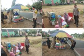 Sambangi Pedagang Kaki Lima, Bhabinkamtibmas Sampaikan Imbauan Kamtibmas 