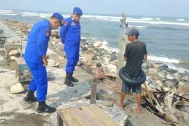 Patroli Dialogis, Sat Polairud Sampaikan Imbauan Kamtibmas Kepada Nelayan Pantai Pasar Bawah 