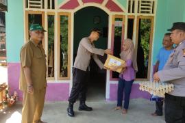 Bentuk peduli kepada Masyarakat, Kapolsek Giri Mulya Berikan Bantuan kepada Korban Musibah Kebakaran