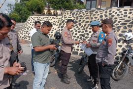 Usai Apel Pagi, Kapolsek Batiknau Cek Kelengkapan Personel
