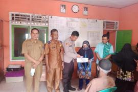 Pastikan Berjalan Lancar, Polisi RW Dampingi Penyaluran BLT Dana Desa