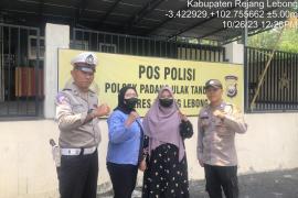 Berikan Rasa Aman, Polsek Sindang Kelingi Gelar Pengawalan