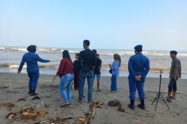 Patroli Dialogis, Polairud Polres BS Sampaikan Imbauan Kamtibmas Kepada Wisatawan Pantai Pasar Bawah 