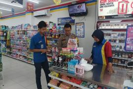 Sambangi Penjaga Indomaret, Bhabinkamtibmas Sampaikan Imbauan Kamtibmas