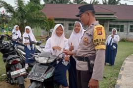 Sambangi Anak Sekolah, Bhabinkamtibmas Berikan Motivasi Belajar
