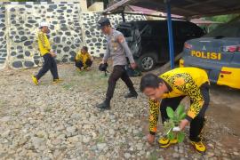 Menjaga Kebersihan dan Kedisiplinan di Lingkungan Kerja Polsek Batiknau Gelar Bersih-Bersih