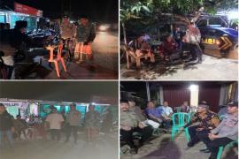 Sambangi Warga Dalam Kegiatan Patroli Malam, Bhabinkamtibmas Sampaikan Imbauan Kamtibmas 
