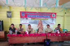 Polisi RW Menghadiri Kegiatan Musrenbangdes Tahun Anggaran 2025 di Balai Desa Samban Jaya