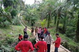 Bhabinkamtibmas hadiri titik Nol Pembangunan Jembatan Usaha Tani 