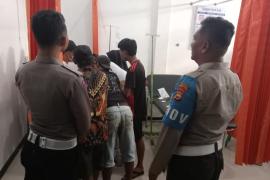 Gerak Cepat, Kanit Provos Polsek Batiknau Bantu Korban Laka Lantas