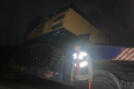 Quick Respon Polisi Datangi TKP Tronton Muatan Alat Berat Masuk Siring