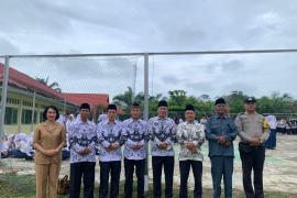 Bhabinkamtibams Hadiri Peringatan HUT PGRI ke-78 dan Hari Guru Nasional