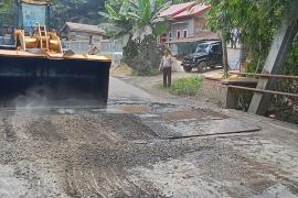 Bhabinkamtibmas Kamtibmas Polsek Batiknau Melakukan Gatur di Lokasi Jembatan yang Rusak Parah