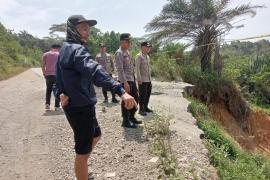 Kapolsek Batiknau Beserta Personelnya Cek Kondisi Jalan di Desa Selolong 