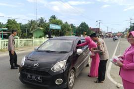 Bulan Suci Ramadhan, Polsek Mukomuko Selatan Bersama Bhayangkari Bagi-Bagi Takjil Kepada Warga 