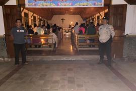Ibadah di Gereja Fransiskus Asisi Dilakukan Pengamanan Polsek Sindang Kelingi 
