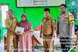 Bhabinkamtibmas Hadiri Pembagian BLT DD di Desa Tanjung Harapan 