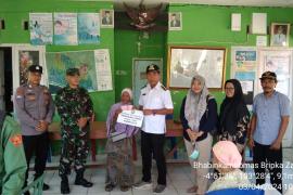 Bhabinkamtibmas Polsek Kaur Utara Awasi Pembagian BLT DD Desa Bandu Agung 