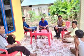 Bhabinkamtibmas Polsek Pondok Suguh Sambang Warga Desa Binaan di Desa Teluk Bakung
