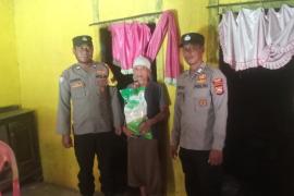 Berbagi Kepada Warga Kurang Mampu, Bhabinkamtibmas Serahkan Sembako kepada Warga Desa Tebing Rambutan 