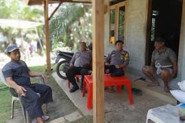 Sambang Dengan Tokoh Masyarakat Desa Sumber Makmur, Bhabinkamtibmas Polsek Muara Sahung Sampaikan Imbauan Kamtibmas 