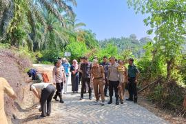 Pantau Pembangunan Bhabinkamtibmas Kapolsek dan Bhabinkamtibmas Polsek Pino Raya Hadiri Kegiatan Sertifikasi Pembangunan Desa Binaannya
