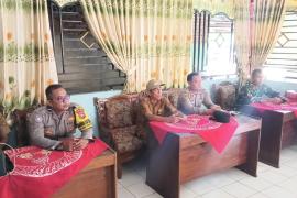 Pantau Pembangunan Jalan, Kapolsek dan  Bhabinkamtibmas Polsek Pino Raya Hadiri Kegiatan Sertifikasi Pembangunan Desa Bandung Ayu