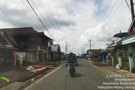 Polsek Sindang Kelingi Kembali Berikan Pengawalan kepada Warga yang Melintasi Jalan Curup-Lubuklinggau